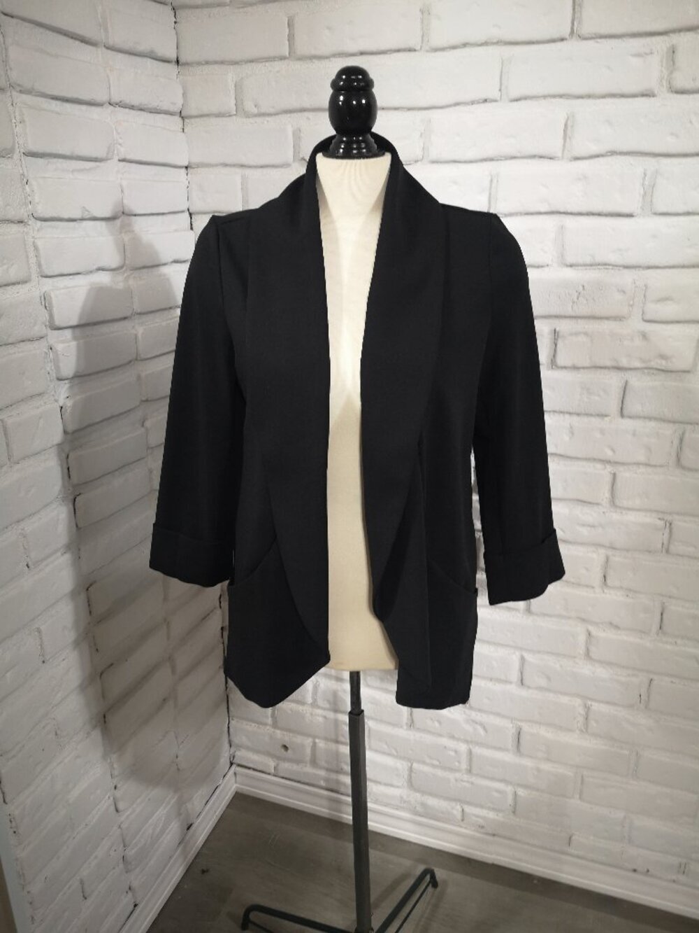 Ricki's Ladies Size Large Black 3/4 Sleeves w/ Cuffs Rounded Front Open Blazer